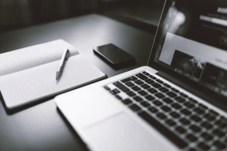 Diseño y código personalizado vs. plantilla